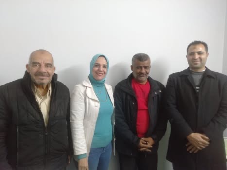 أربعة أشخاص من فريق الجمعية في لقطة عرضية داخل العيادات